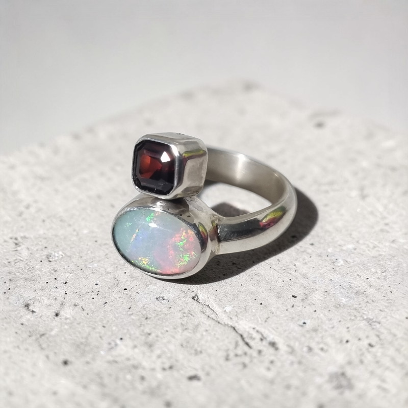 Anillo de Ópalo y Granate