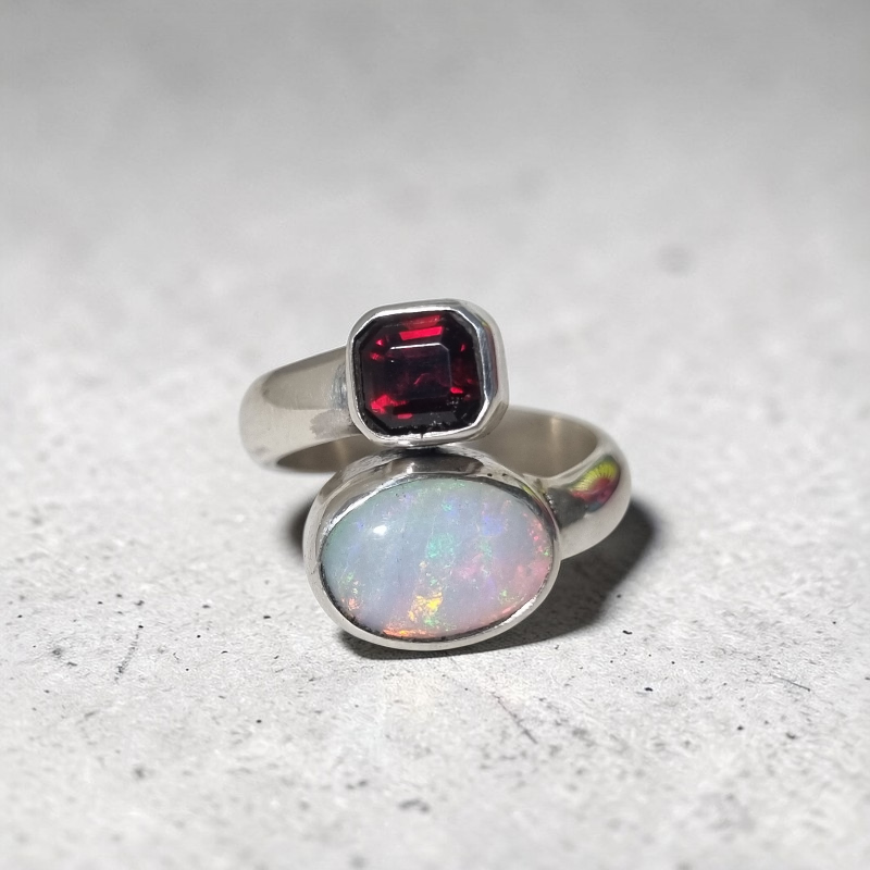 Anillo de Ópalo y Granate