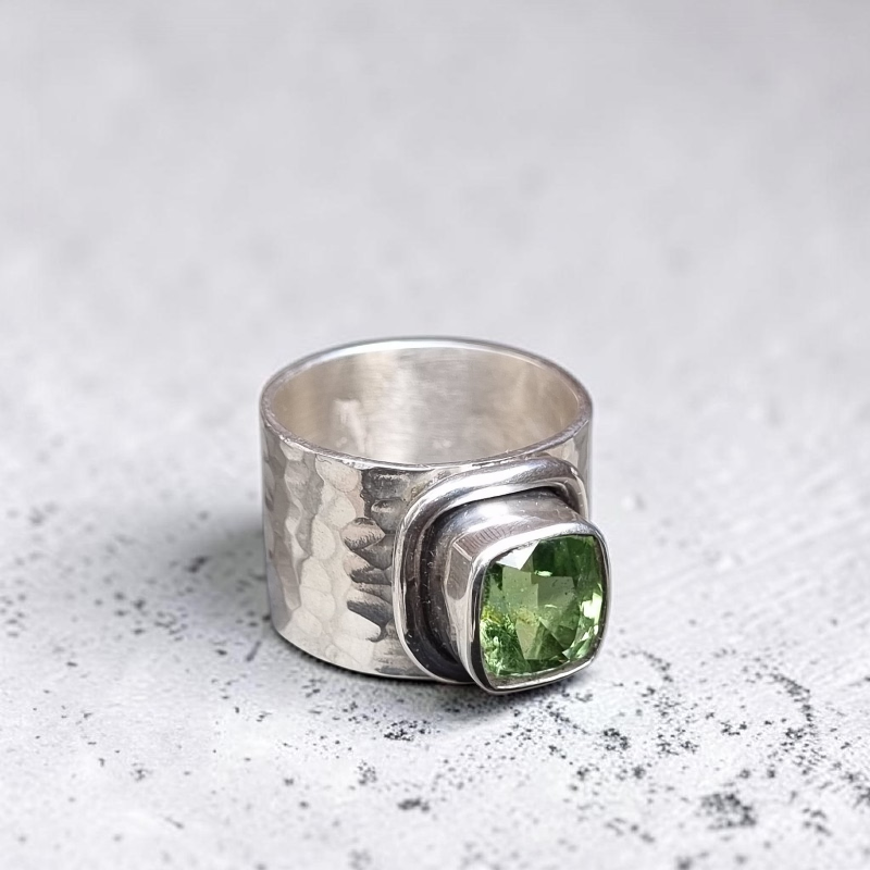 Anillo de Plata 950 y Peridoto
