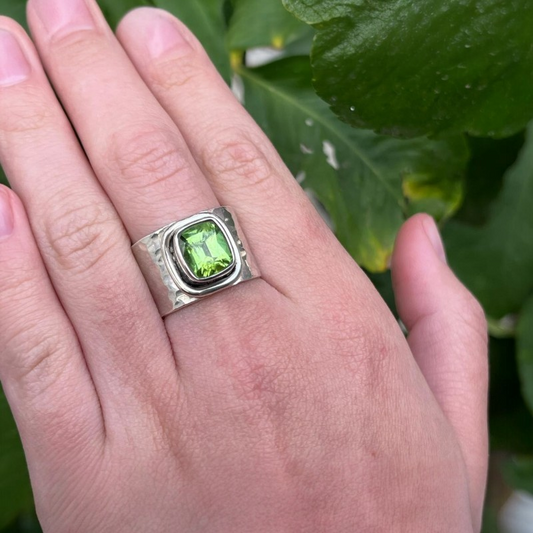 Anillo de Plata 950 y Peridoto
